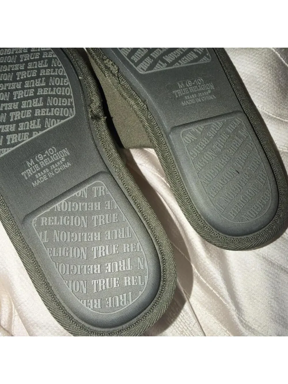 True Religion Horseshoe Logo Slippers Men's Size medium 9-10 green NEW!